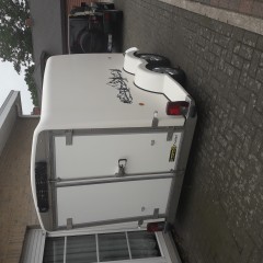 gesloten aanhangwagen geremd