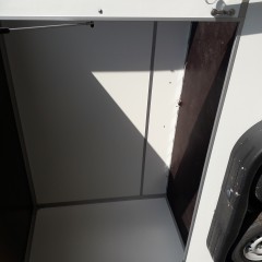 gesloten aanhangwagen met zijluik