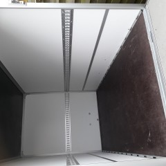 gesloten aanhangwagen met valdeur