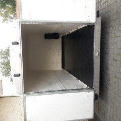 gesloten aanhangwagen geremd