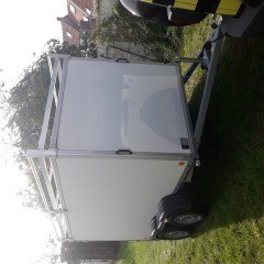 gesloten aanhangwagen met dakrek