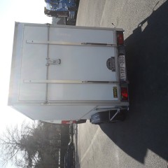 gesloten aanhangwagen met valdeur