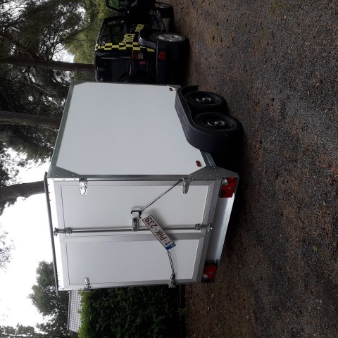 gesloten aanhangwagen roca