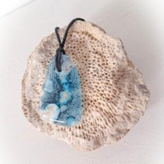 Handgemaakte hanger van versmolten glas in aqua turquoise blauw groen