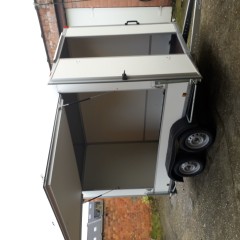 gesloten aanhangwagen met zijluik