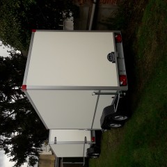 gesloten aanhangwagen met zijluik