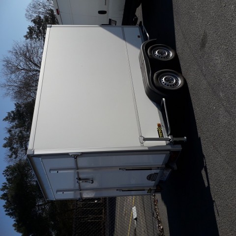 gesloten aanhangwagen met valdeur