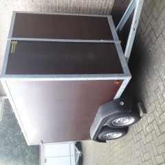 gesloten aanhangwagen met valdeur