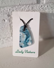 Handgemaakte hanger van versmolten glas in aqua turquoise blauw groen