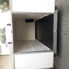 gesloten aanhangwagen geremd