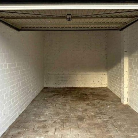 Nette garage te huur in Leidschendam warm en veilig als opslagruimte o