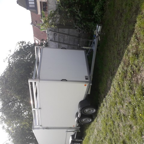 gesloten aanhangwagen met dakrek