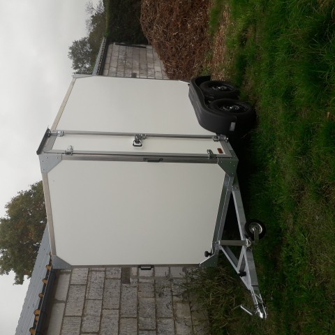 gesloten aanhangwagen met zijdeur