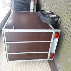 gesloten aanhangwagen met valdeur