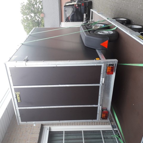 gesloten aanhangwagen met valdeur