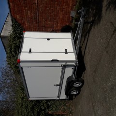 gesloten aanhangwagen met zijluik