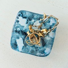 Een vide-poche  een glazen sierraden schaaltje 