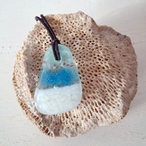 Handgemaakte hanger van versmolten glas in aqua turquoise blauw groen