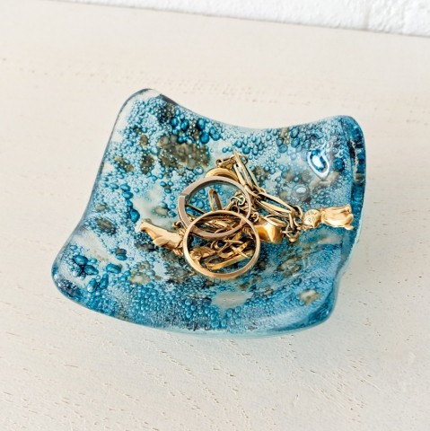 Een vide-poche  een glazen sierraden schaaltje 