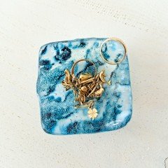 Een vide-poche  een glazen sierraden schaaltje 