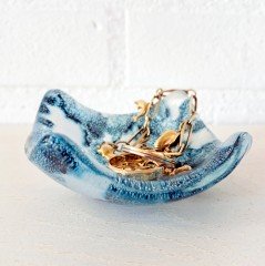 Een vide-poche  een glazen sierraden schaaltje 