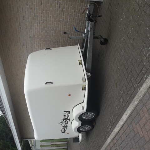 gesloten aanhangwagen geremd
