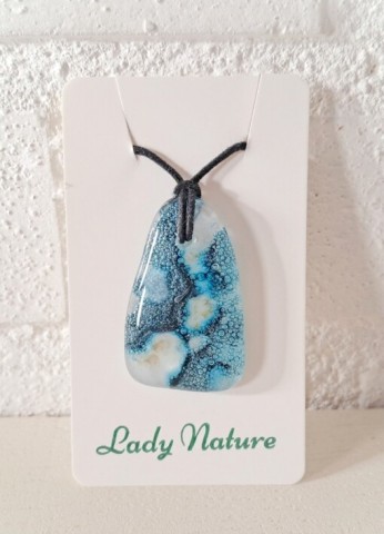 Handgemaakte hanger van versmolten glas in aqua turquoise blauw groen