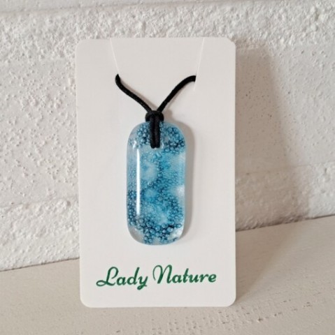 Handgemaakte hanger van versmolten glas in aqua turquoise blauw groen