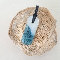 Handgemaakte hanger van versmolten glas