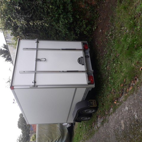 gesloten aanhangwagen met valdeur
