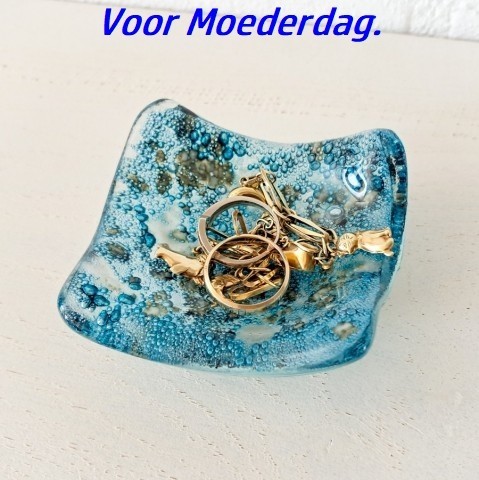 Een vide-poche  een glazen sierraden schaaltje