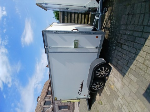 gesloten aanhangwagen met valdeur en zijdeur