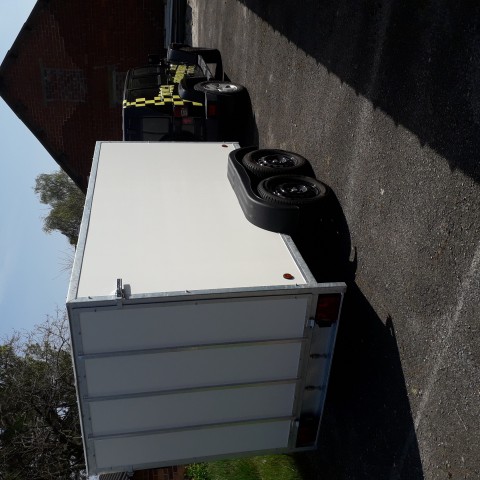 gesloten aanhangwagen met valdeur
