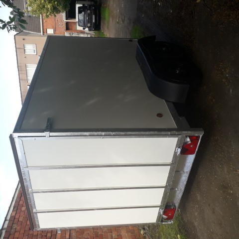 gesloten aanhangwagen roca