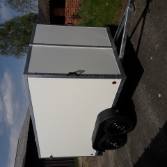 gesloten aanhangwagen met valdeur