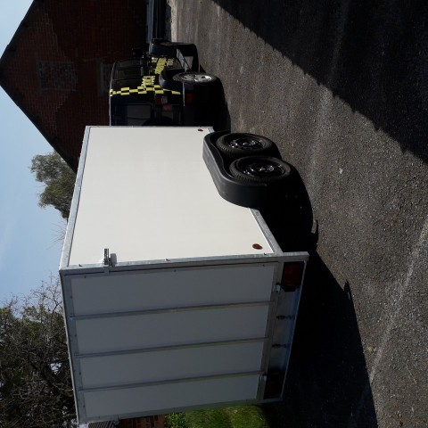 gesloten aanhangwagen met valdeur