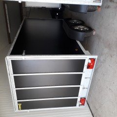 gesloten aanhangwagen met valdeur