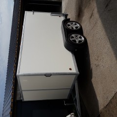 gesloten aanhangwagen met valdeur