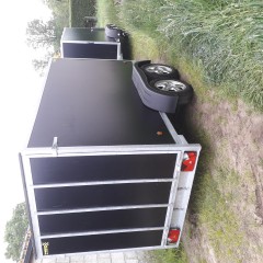 gesloten aanhangwagen met valdeur