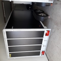gesloten aanhangwagen met valdeur