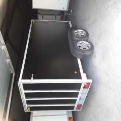 gesloten aanhangwagen met valdeur