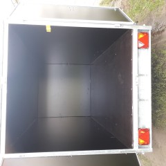 gesloten aanhangwagen met valdeur