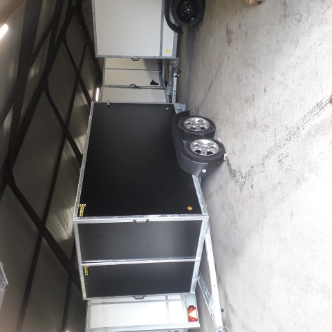 gesloten aanhangwagen met valdeur