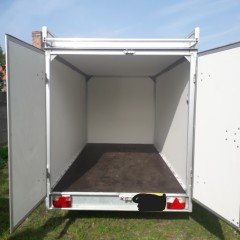gesloten aanhangwagen met dakrek