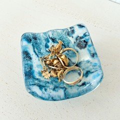 Een vide-poche  een glazen sierraden schaaltje