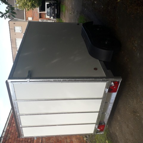 gesloten aanhangwagen roca