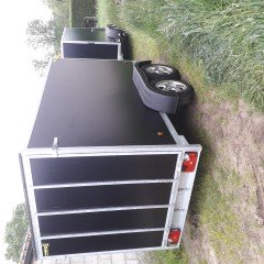 gesloten aanhangwagen met valdeur