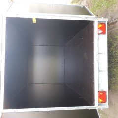 gesloten aanhangwagen met valdeur