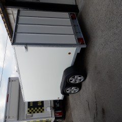 gesloten aanhangwagen met valdeur
