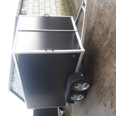 gesloten aanhangwagen met valdeur